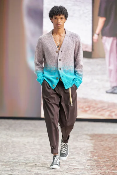 Look 15